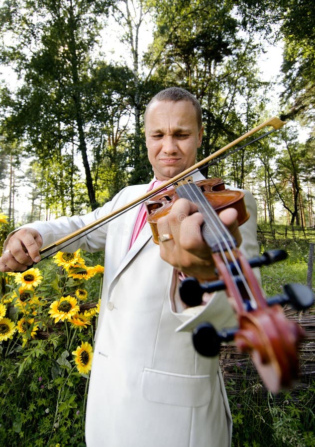 Tipo sposo giocare sul violino , sposato.