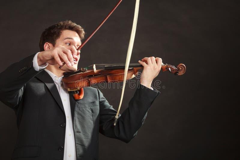 Violino Della Tenuta Del Violinista Dell'uomo. Arte Di Musica Classica