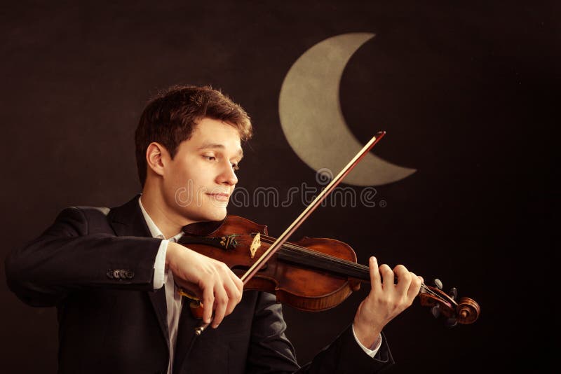 Violinista dell'uomo che gioca violino. Arte di musica classica fotografia stock libera da diritti Violinista dell'uomo che gioca violino. Arte di musica classica fotografia stock libera da diritti