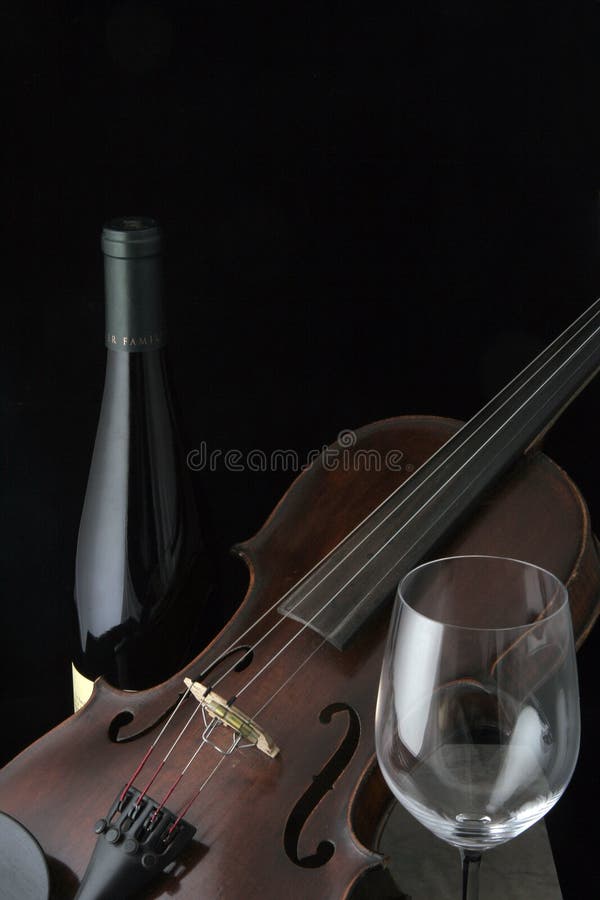 Violino com frasco e vidro de vinho fotografia de stock royalty free Violino com frasco e vidro de vinho fotografia de stock royalty free