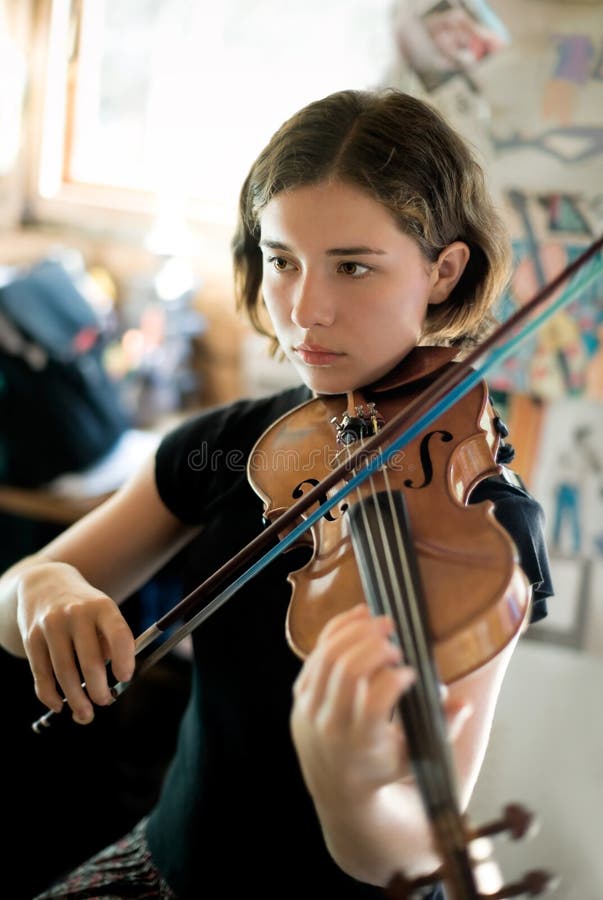 Violino di pratica della donna abbastanza giovane fotografie stock libere da diritti