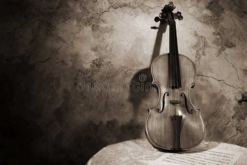 Violino italiano velho em um fundo da parede