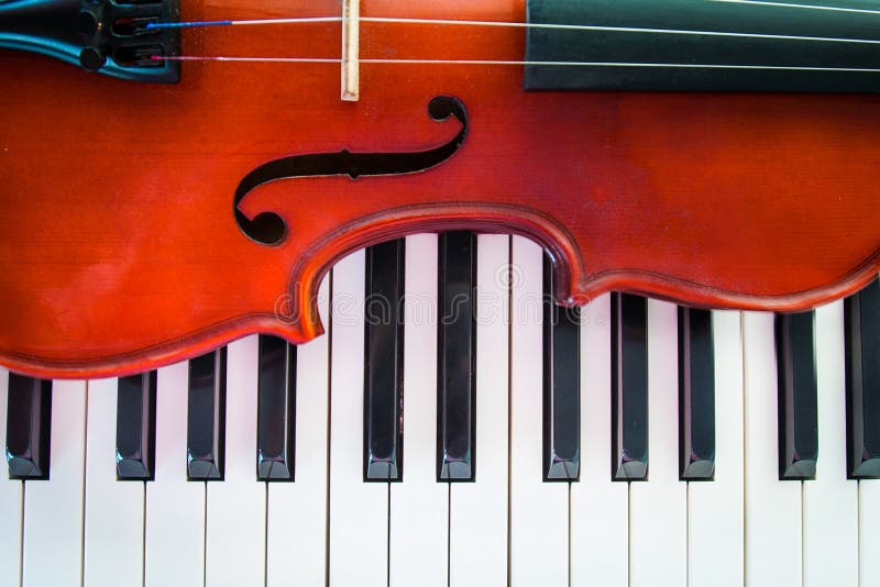 Violino no piano imagem de stock royalty free Violino no piano imagem de stock royalty free