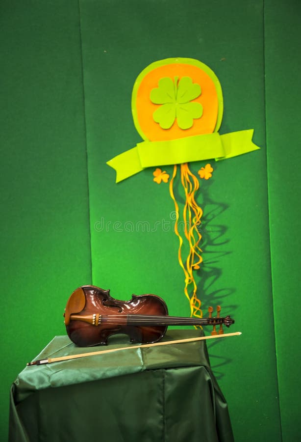 Violino ou violino irlandês no festival da Irlanda em Roma Itália fotografia de stock royalty free Violino ou violino irlandês no festival da Irlanda em Roma Itália fotografia de stock royalty free