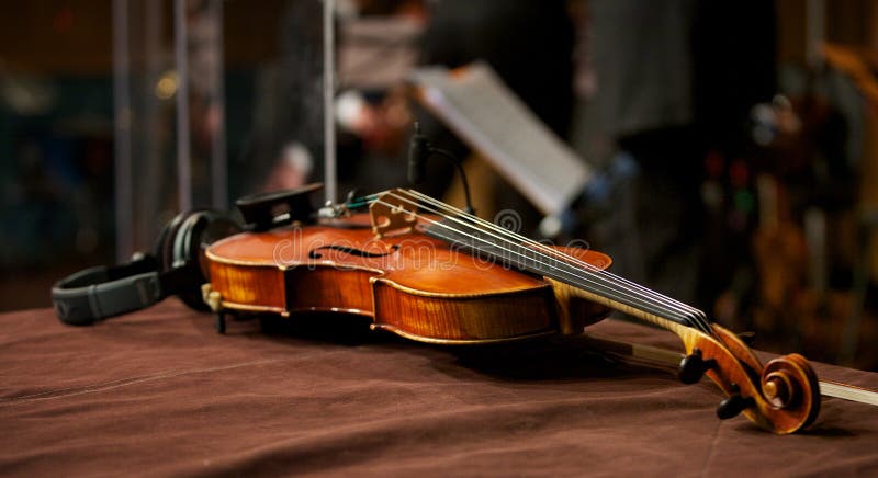 Download Violino No Estúdio Da Música Com Auscultadores Foto de Stock - Imagem de desempenho, equipamento: 29827902