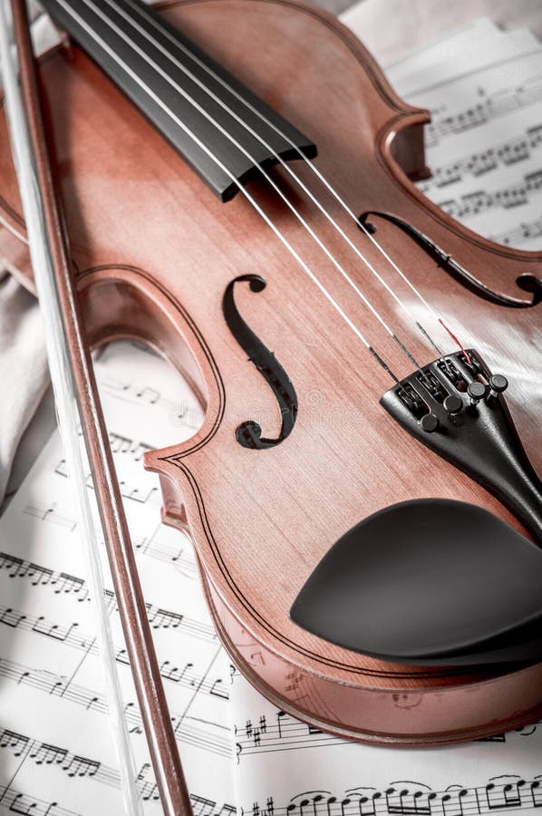 Violino velho que encontra-se na folha da música, conceito da música fotografia de stock royalty free Violino velho que encontra-se na folha da música, conceito da música fotografia de stock royalty free