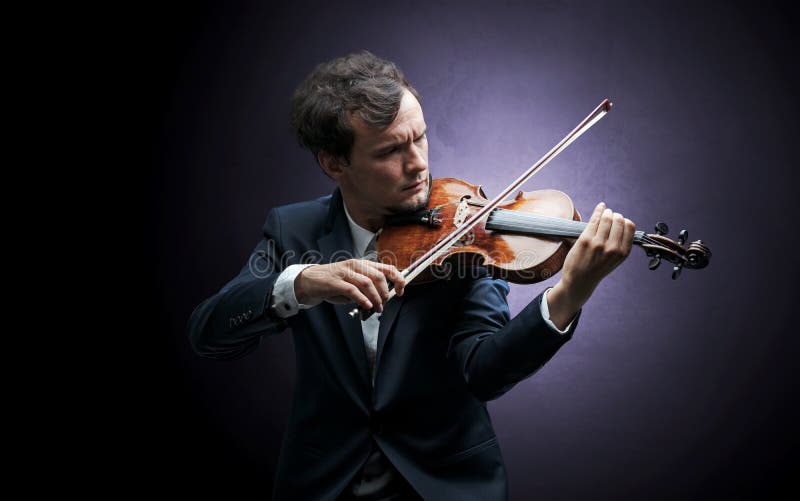 Violinst que joga no instrumento com empatia foto de stock Violinst que joga no instrumento com empatia foto de stock