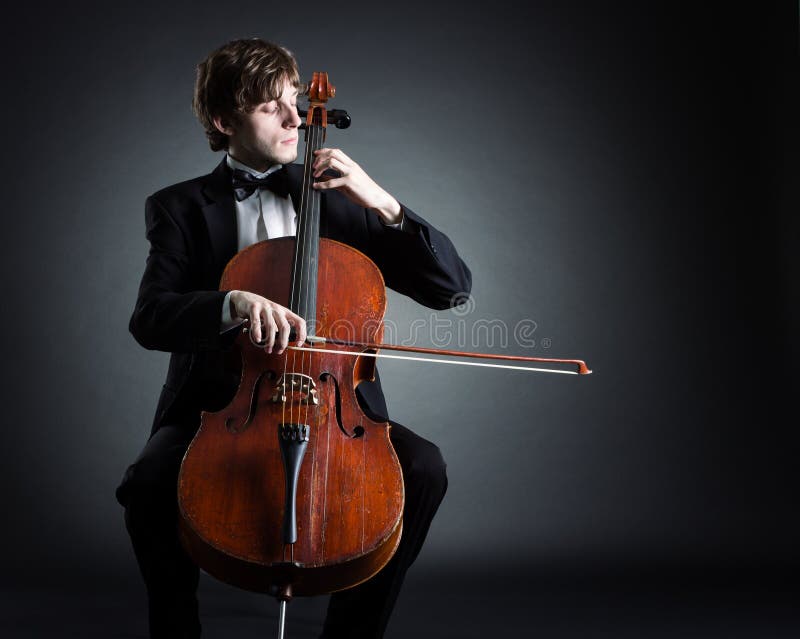 Violoncelista que juega en el violoncelo