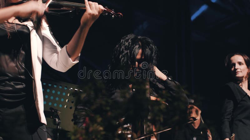 Violoniste de trois grand filles sur l'étape Groupe de rock frais Les filles jouent très avec émotion et expressivement clips vidéos