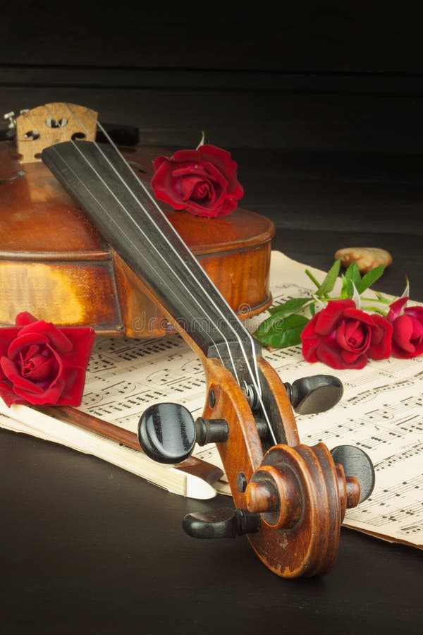 Violín viejo en la tabla de madera Detalle del violín viejo Invitación al concierto del violín Amo música clásica Venta del violi