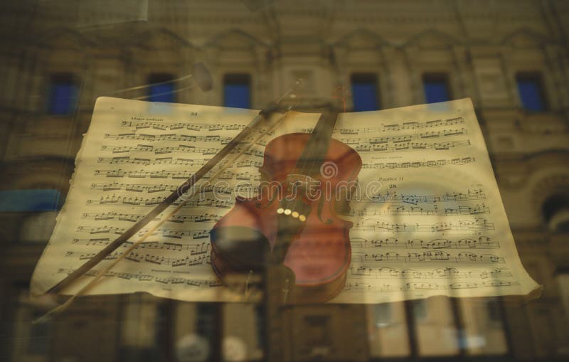 Viool en boog in een winkelvenster, muziekconcept royalty-vrije stock foto Viool en boog in een winkelvenster, muziekconcept royalty-vrije stock foto