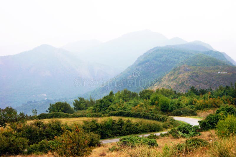 Virage de route de montagne photographie stock Virage de route de montagne photographie stock