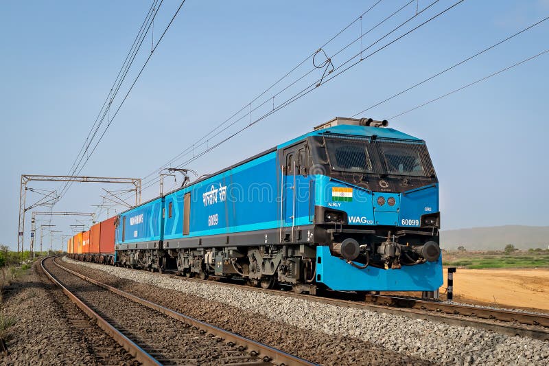 Virar maharashtra indiancă 17 mai 2022 : locomotivă cea mai puternică care transportă vagoane-container colorate royalty free stock image