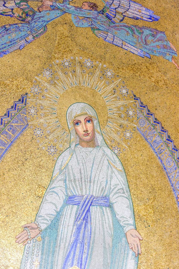 Virgin Mary Mosaico davanti alla basilica del rosario Lourdes, Francia immagine stock libera da diritti Virgin Mary Mosaico davanti alla basilica del rosario Lourdes, Francia immagine stock libera da diritti