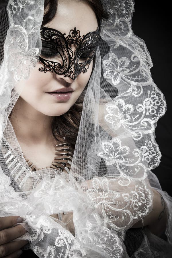 Virgin, mulher no véu e vestido preto com máscara venetian, glamou imagem de stock royalty free