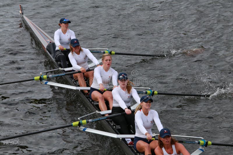 Virginia University Rowing emballe dans la tête du championnat Eights de Charles Regatta Women images libres de droits Virginia University Rowing emballe dans la tête du championnat Eights de Charles Regatta Women images libres de droits