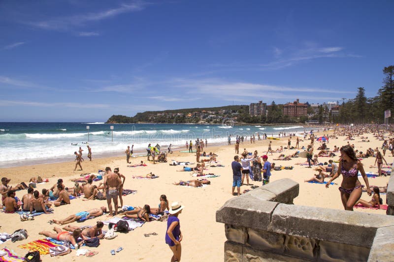 VIRILE, AUSTALIA- 8 DICEMBRE 2013: Spiaggia virile il giorno occupato e soleggiato immagini stock VIRILE, AUSTALIA- 8 DICEMBRE 2013: Spiaggia virile il giorno occupato e soleggiato immagini stock