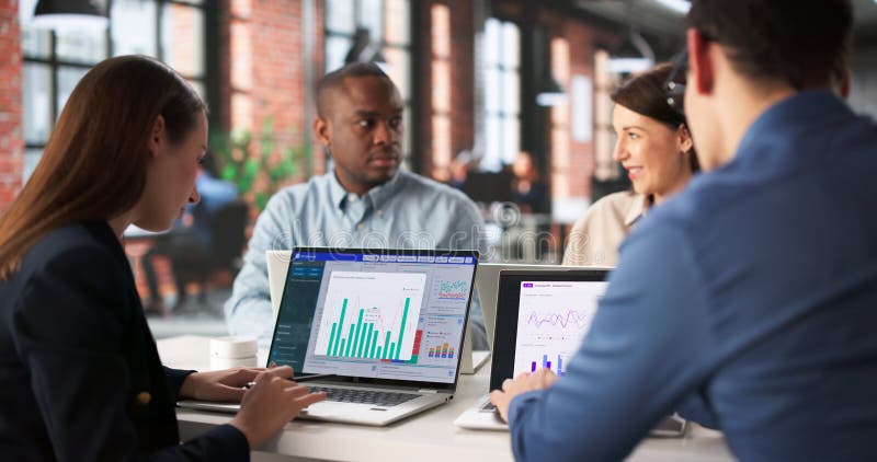 Virtual business team meeting utilizing personalized data analytics dashboard tool lizenzfreies stockbild