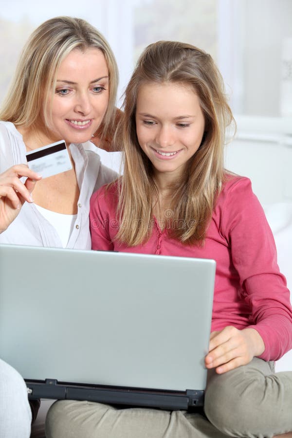 Virtuelles Einkaufen der Familie lizenzfreie stockbilder Virtuelles Einkaufen der Familie lizenzfreie stockbilder