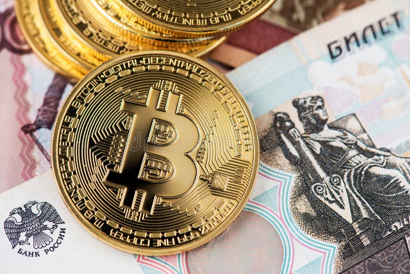 Virtuelles Geld Bitcoins auf russischen Banknoten Nahes hohes Bild von bitcoins mit Banknoten der russischen Rubel lizenzfreie stockfotografie Virtuelles Geld Bitcoins auf russischen Banknoten Nahes hohes Bild von bitcoins mit Banknoten der russischen Rubel lizenzfreie stockfotografie