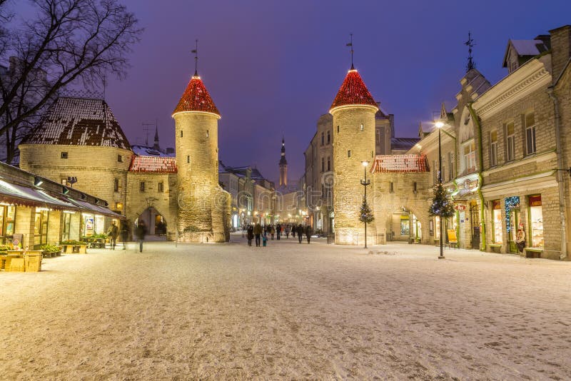 Viru port och Tallinn stadshus royaltyfri foto Viru port och Tallinn stadshus royaltyfri foto