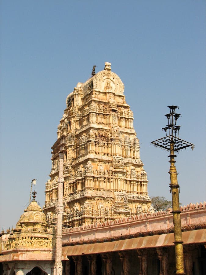 Virupaksha-Tempel, gelegen in den Ruinen der alten Stadt Vijayanagar bei Hampi, Indien stockbild Virupaksha-Tempel, gelegen in den Ruinen der alten Stadt Vijayanagar bei Hampi, Indien stockbild