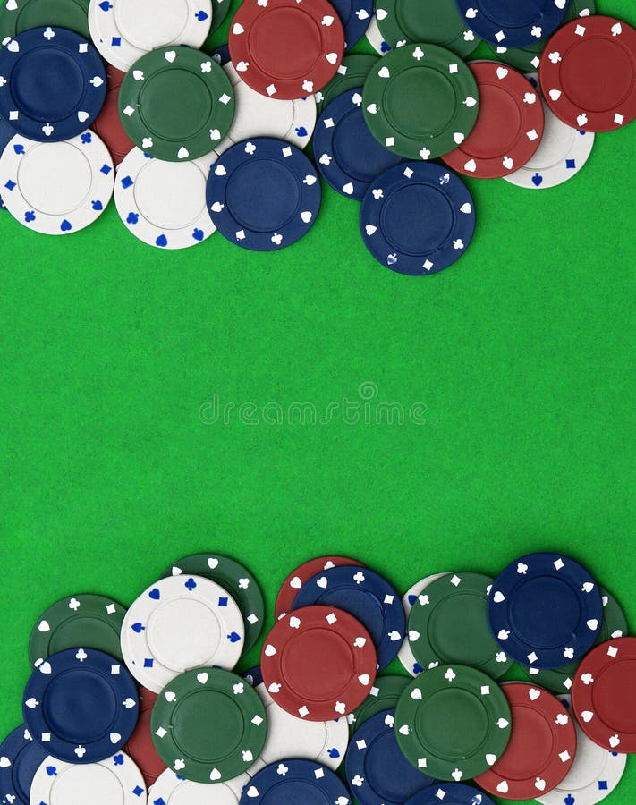 Virutas de póker en un vector verde fotografía de archivo libre de regalías Virutas de póker en un vector verde fotografía de archivo libre de regalías