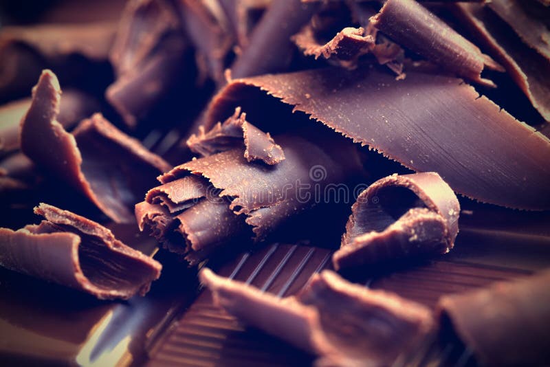 Virutas oscuras del chocolate