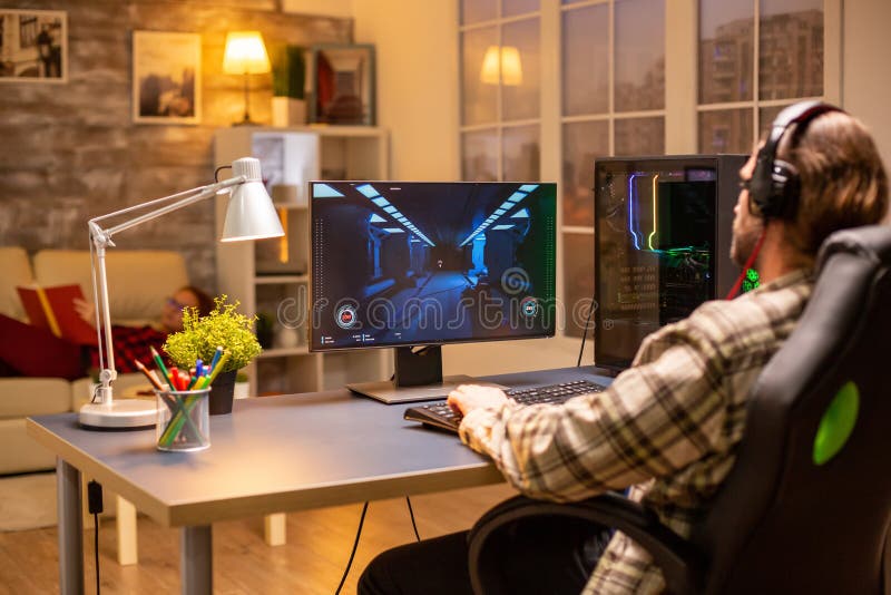 Homem Tocando Poderoso Pc De Game Em Uma Sala Com Luzes De Neon Em