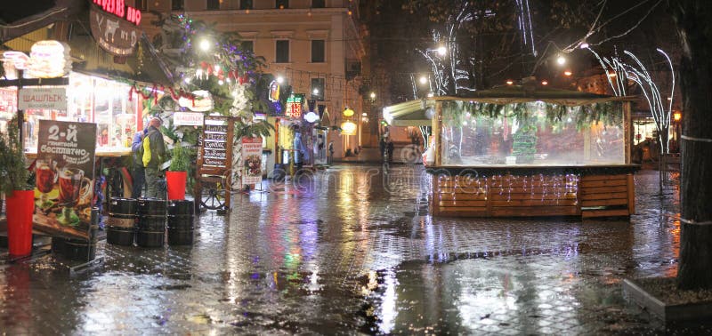 Luzes De Natal Lindas Iluminam Uma Famosa Rua Real Rue Royale Na Noite Foto  Editorial - Imagem de europa, marco: 165390506