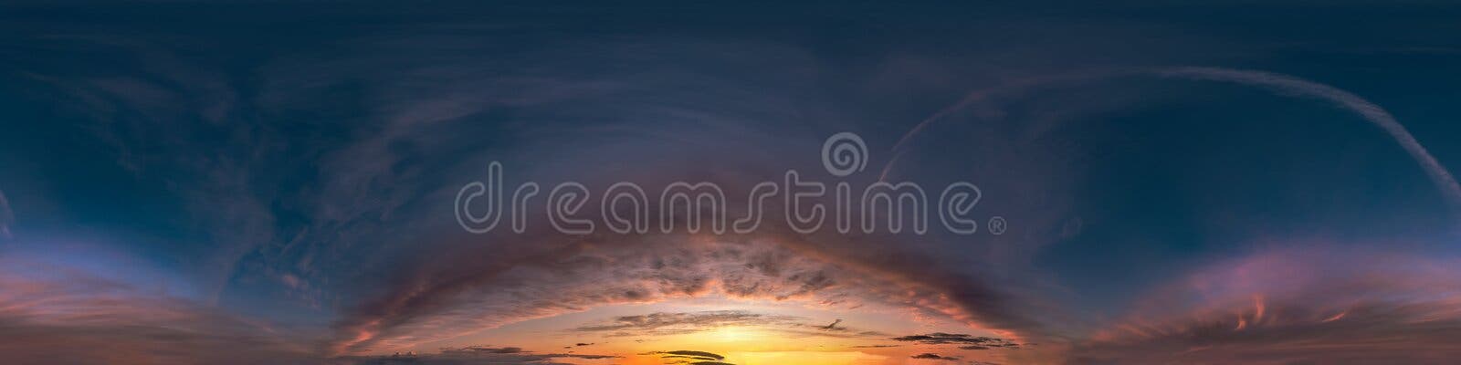 Céu do pôr do sol com nuvens noturnas como visão panorâmica hdri