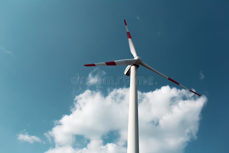 Moinho De Vento Para Gerar Energia Eólica Soprando Nuvens Do Céu Nascendo  Sol Nascer Foto de Stock - Imagem de ecologia, noite: 233345874