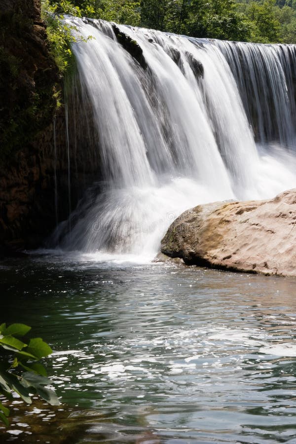 Vis und Wasserfall in St Laurent le Minier, Frankreich. Vis ist 57 9 Kilometer lang und fließt in der Region Languedoc-Roussillon Seine Quelle ist in den Cevennes Es fließt schließlich in den Fluss Herault