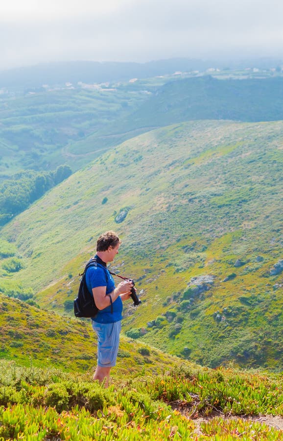 Visa en fotograf på jobbet fotografier av kullarna runt Cabo da Roca Portugal arkivfoto Visa en fotograf på jobbet fotografier av kullarna runt Cabo da Roca Portugal arkivfoto