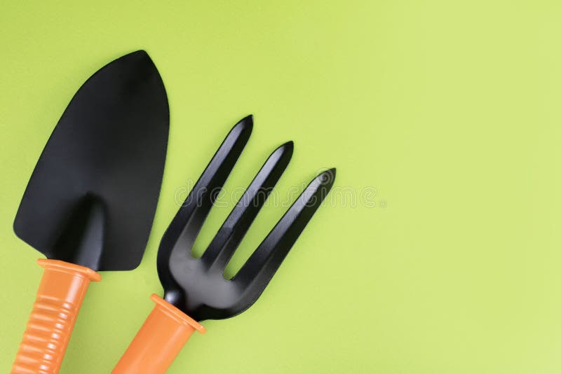 Visa och räta på en grön bakgrund Begreppet vårplantering, inomhusplantor, trädgårdsredskap, odling av plantor Kopiera utrymme fotografering för bildbyråer Visa och räta på en grön bakgrund Begreppet vårplantering, inomhusplantor, trädgårdsredskap, odling av plantor Kopiera utrymme fotografering för bildbyråer