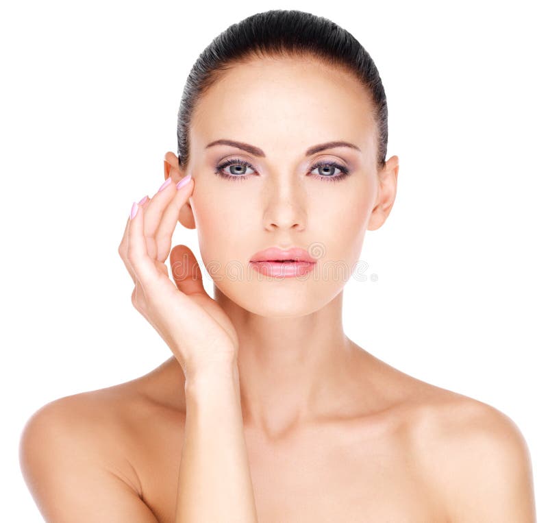 Visage d'une belle femme qui peau émouvante près des yeux Visage d'une belle femme qui peau émouvante près des yeux
