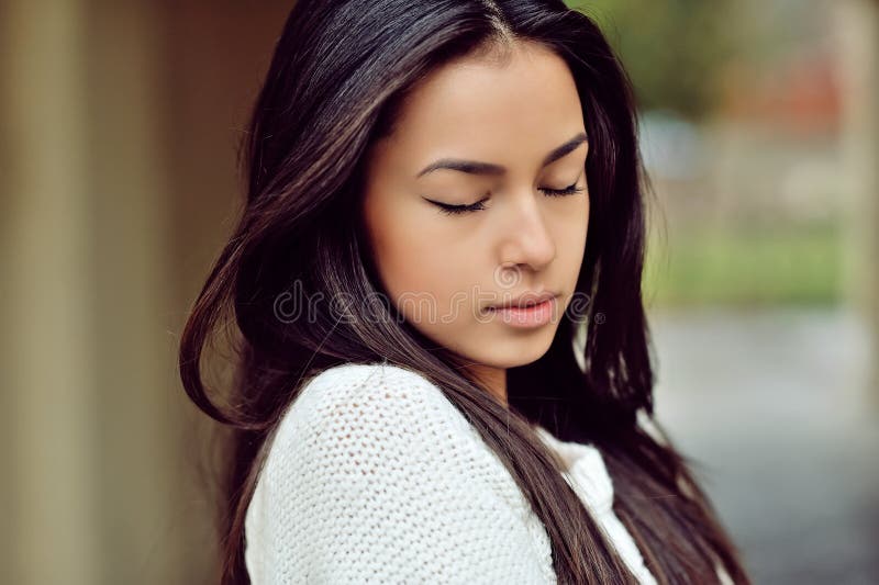 Visage d'une belle fille avec la fin fermée par yeux photographie stock libre de droits Visage d'une belle fille avec la fin fermée par yeux photographie stock libre de droits