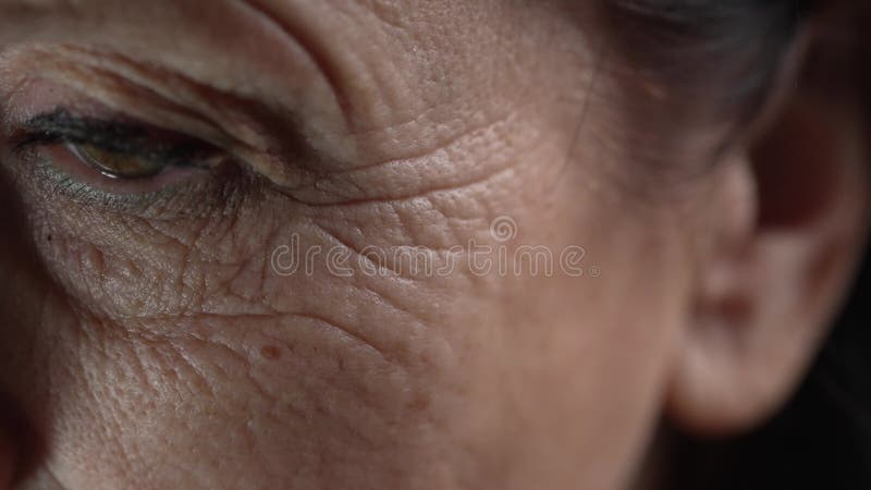 Visage d'une femme âgée triste clips vidéos