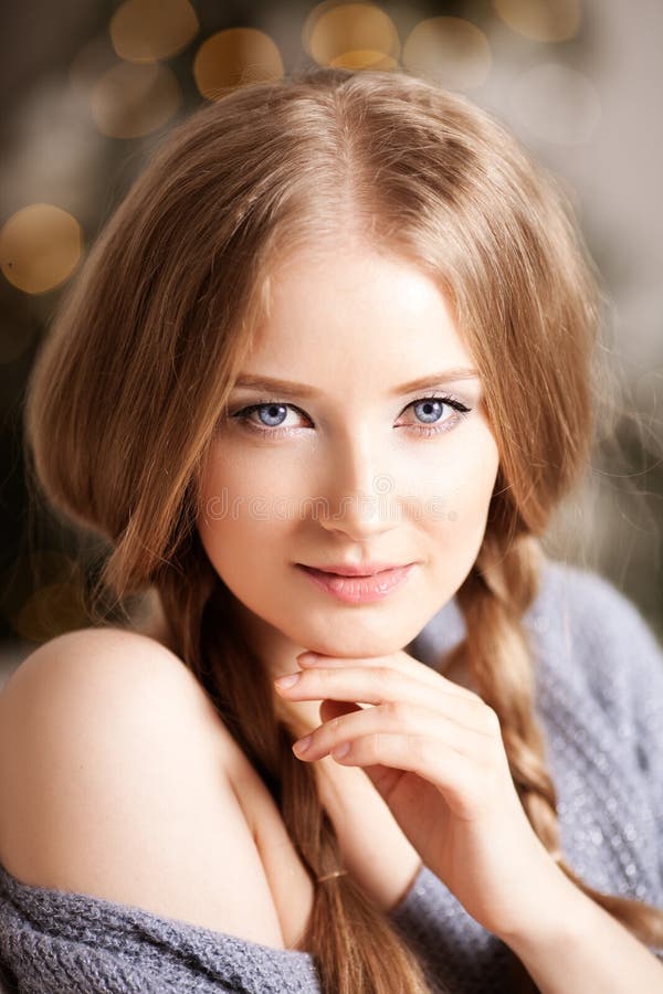 Visage d'une jeune femme de beauté Portrait d'un beau gir moderne photographie stock libre de droits Visage d'une jeune femme de beauté Portrait d'un beau gir moderne photographie stock libre de droits