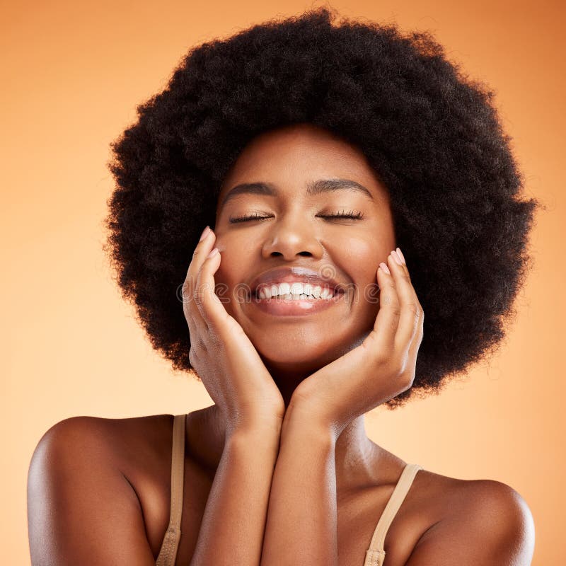 Beauté De Soins De La Peau Et Femme Avec Du Maquillage Pour Le Visage Sur  Un Fond De Studio Orange Jeune Propre Et Portrait D'un Modèle De Fille Avec  Des Cosmétiques Sains