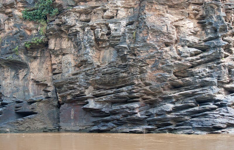 VISAGE DE FALAISE DE L'AUTRE CÔTÉ D'UNE RIVIÈRE photo libre de droits
