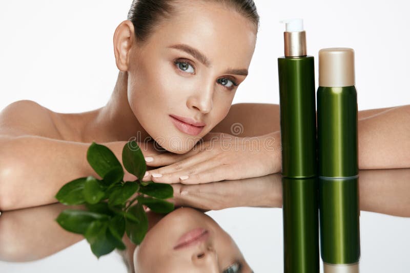 Visage de femme de beauté Belle femelle avec des cosmétiques naturels image libre de droits