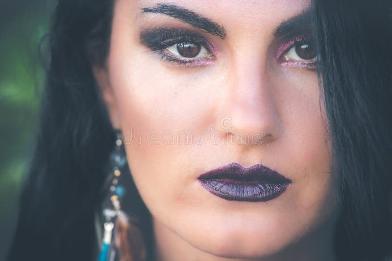 Visage de femme de beauté Portrait de belle jeune femelle sexy avec le maquillage noir facial parfait, fond tropical vert extérieur
