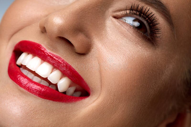 Visage de femme de mode de beauté avec le sourire blanc parfait, lèvres rouges photo libre de droits Visage de femme de mode de beauté avec le sourire blanc parfait, lèvres rouges photo libre de droits