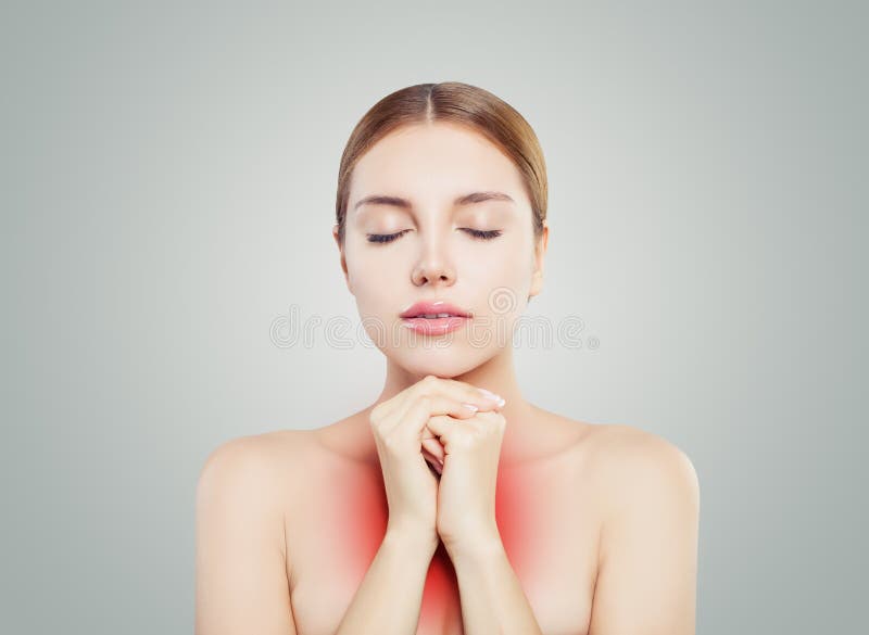 Visage de femme Fille avec la détente claire de peau La femme met des mains sur le coffre sur Grey Background image libre de droits Visage de femme Fille avec la détente claire de peau La femme met des mains sur le coffre sur Grey Background image libre de droits