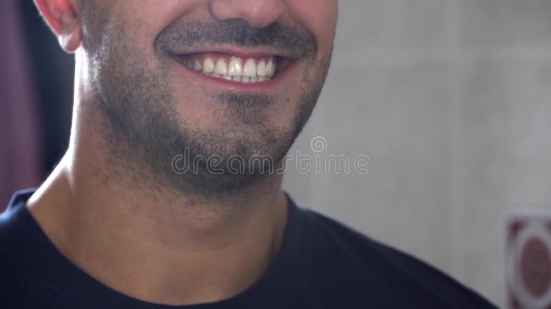 Visage de sourire en gros plan de jeune homme barbu beau Fermez-vous des dents masculines parfaites Plan rapproché tiré de sain i