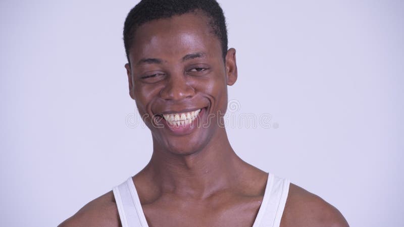 Visage du jeune homme africain bel heureux souriant et riant clips vidéos