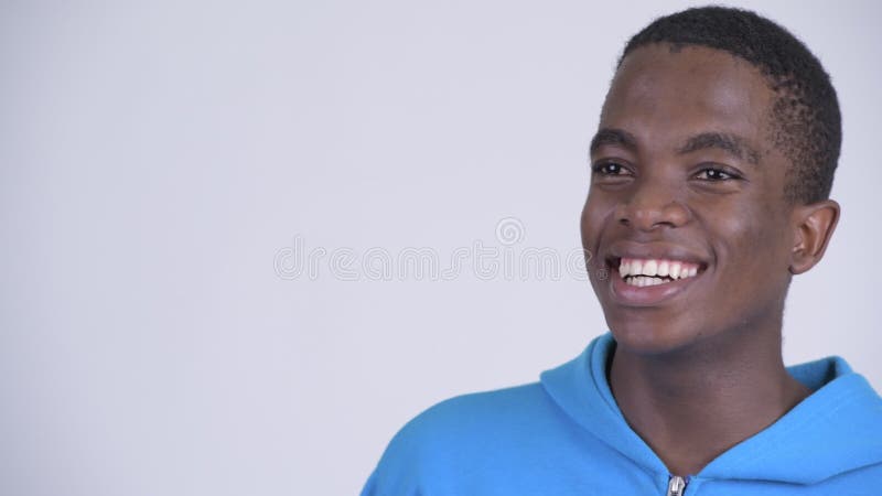 Visage du jeune homme africain heureux souriant et pensant clips vidéos