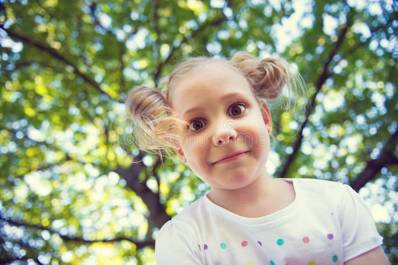 Download Visage Enthousiaste De Jolie Fille En Parc D'été Photo stock - Image du bonheur, américain: 77153492