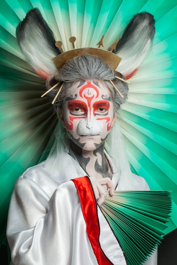 Visage Féminin En Masque Animal Et Tissu De Maquillage Créatif. Concept De  Carnaval Et De Cosplay D'halloween Image stock - Image du dessin, animal:  293263875